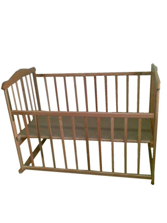 фото Детская деревянная кроватка светлая 02, с качалкой и колесиками