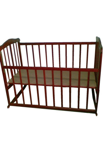 фото Детская кроватка из дерева 01 темная, с качалкой и колесиками